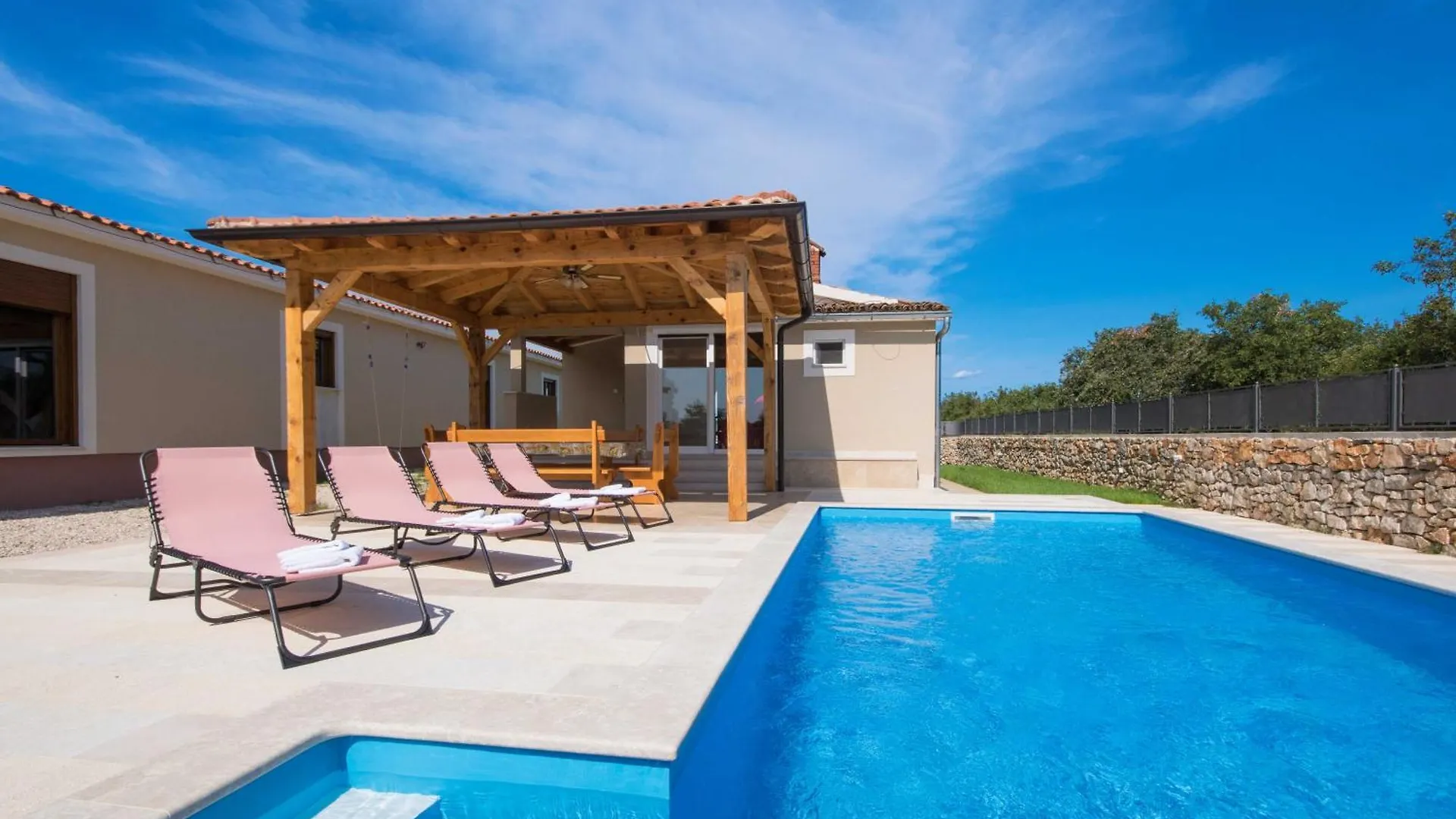 Villa Monkodonja, A Charming Summer Retreat Near Ρόβινι
