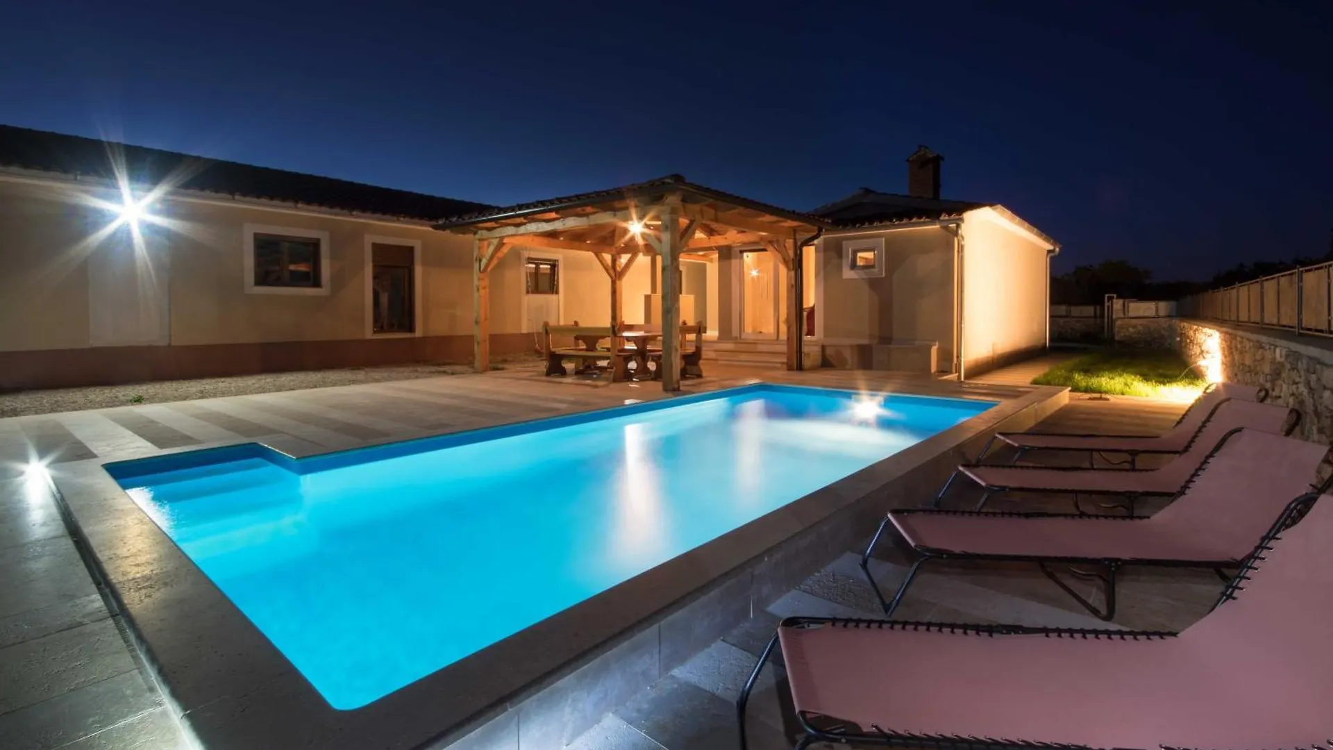 Villa Monkodonja, A Charming Summer Retreat Near Ρόβινι